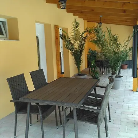 Paradise Apartmanhaz *